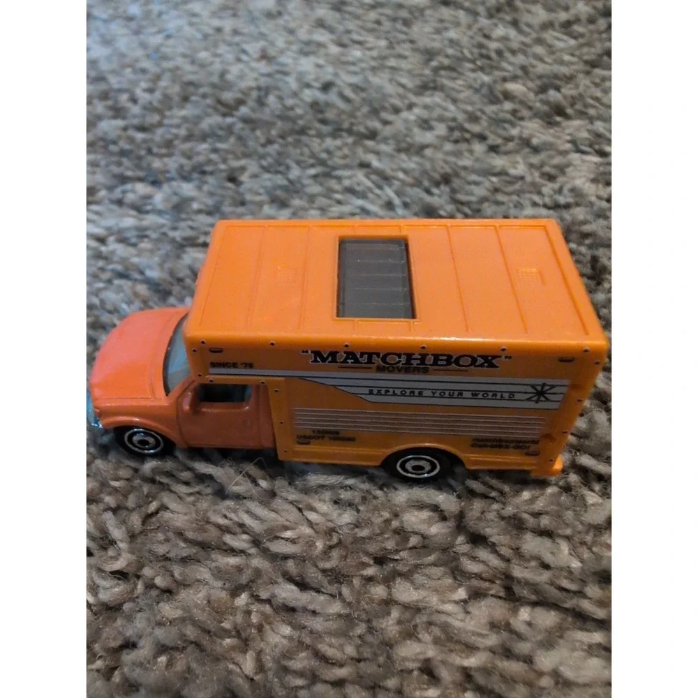 Matchbox 2008 MBX Moving Truck Die Cast Orange 1:64 Scale Commercial Vehicle